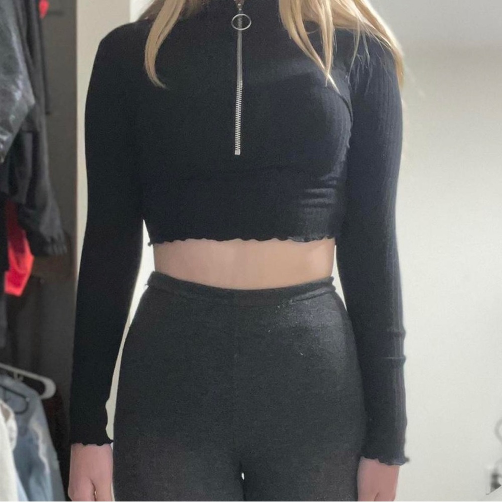 Black turtleneck crop top